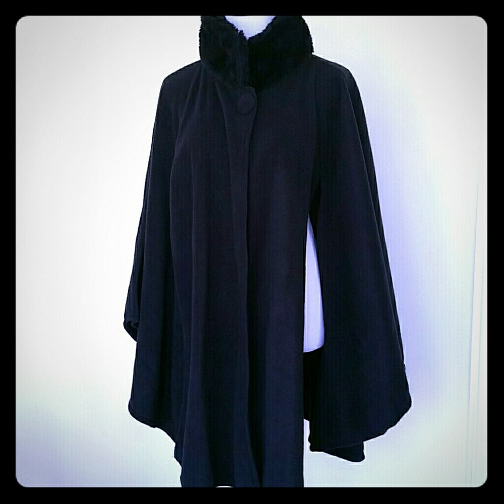 Faux fur collared black chic cape in women.